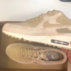 8.5 Women’s Nike Air Max 90 Premium